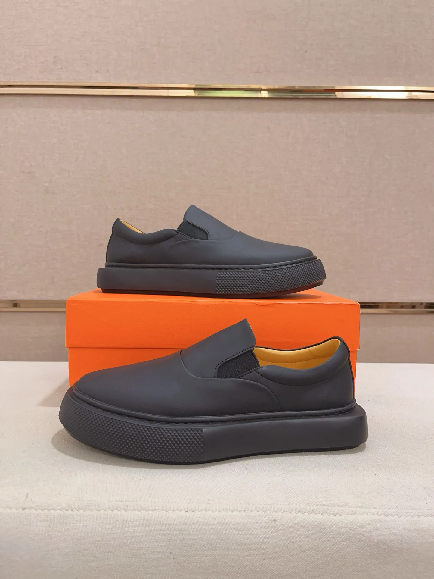 Men's clothing and shoes💰: 442💰《HERMES》【Classic original single version】Hermès; top 🔝purchase agent🔍🔍men's latest 🇺🇸 counter sales simultaneously, imported from Italy original ▲▲cowhide ▲▲ (high-end, nobility, class) ) Exquisite workmanship (Italian 🇮🇹 imported water-dyed 🐂 cowhide lining) sole: original sole provided by the original factory, ⚠️exclusive double-layer activity·TPR·rubber·combined molded outsole; super comfortable·wear-resistant·non-slip·environmental protection The real thing is more beautiful if you take the real thing (high quality, follow the order). You can enter and exit the counter at will * Number of yards: 38-44 (45 can be customized and cannot be returned or exchanged)